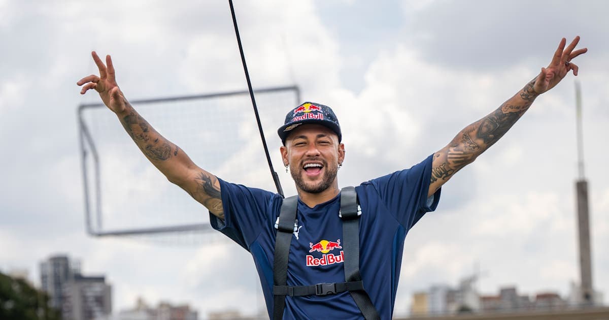Neymar posando con los brazos levantados en evento