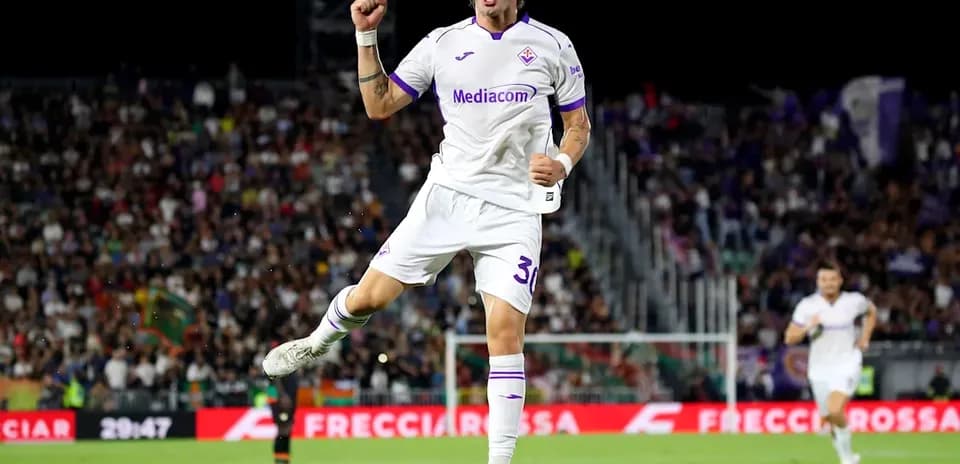 Jugador de Fiorentina celebrando un gol en el campo