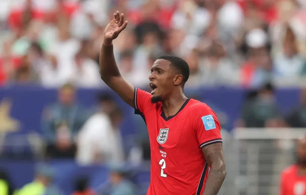 Jugador de Inglaterra señalando durante el partido