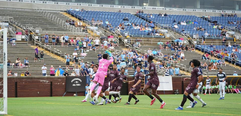 Jugadores compiten por el balón en el partido