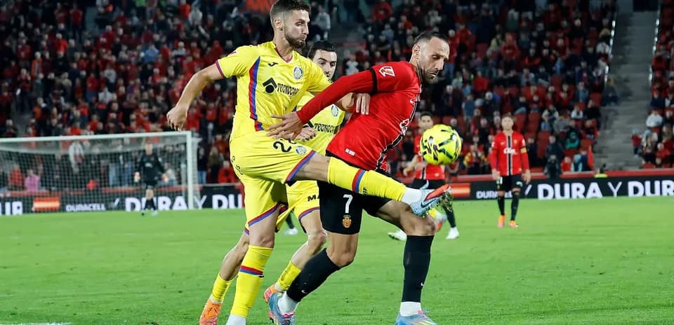 Jugadores de Getafe y Mallorca luchando por el balón