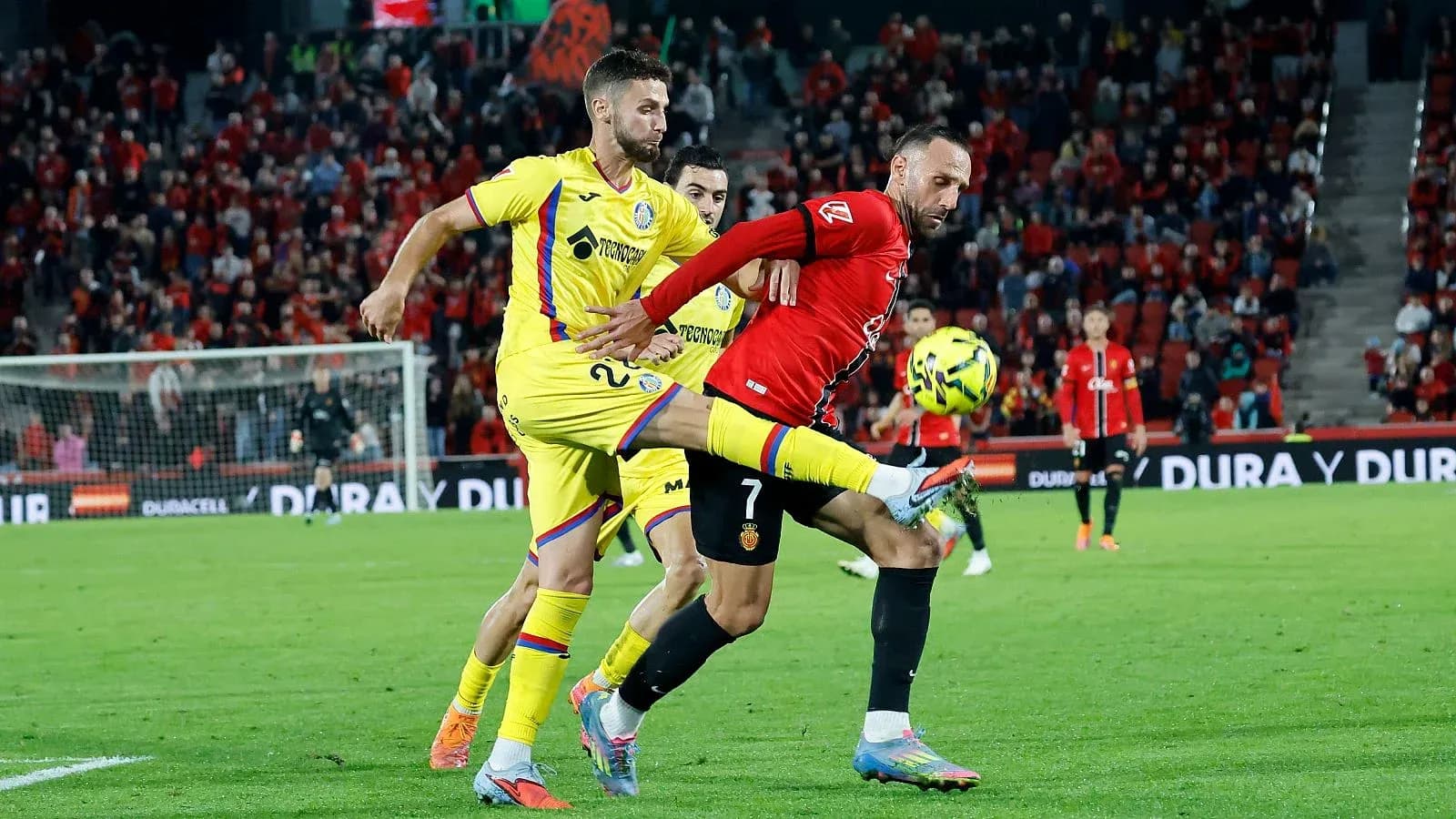 Jugadores de Getafe y Mallorca luchando por el balón