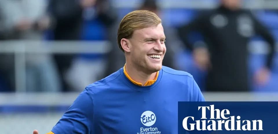 Jugador sonriente en el entrenamiento de Everton