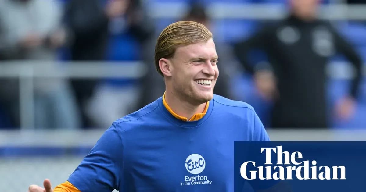 Jugador sonriente en el entrenamiento de Everton
