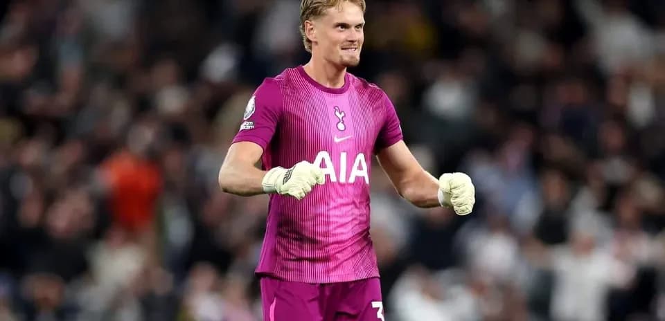 Portero de Tottenham celebrando con guantes en mano
