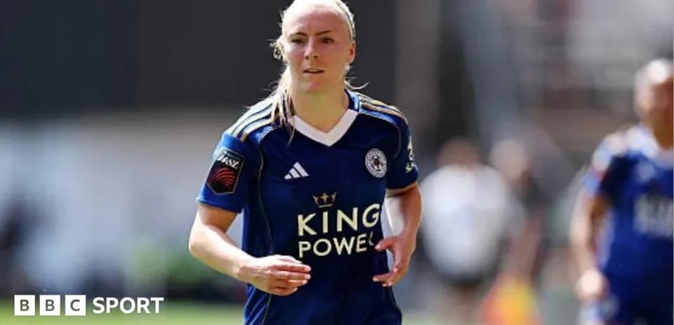 Jugadora de fútbol corriendo en uniforme de Leicester City