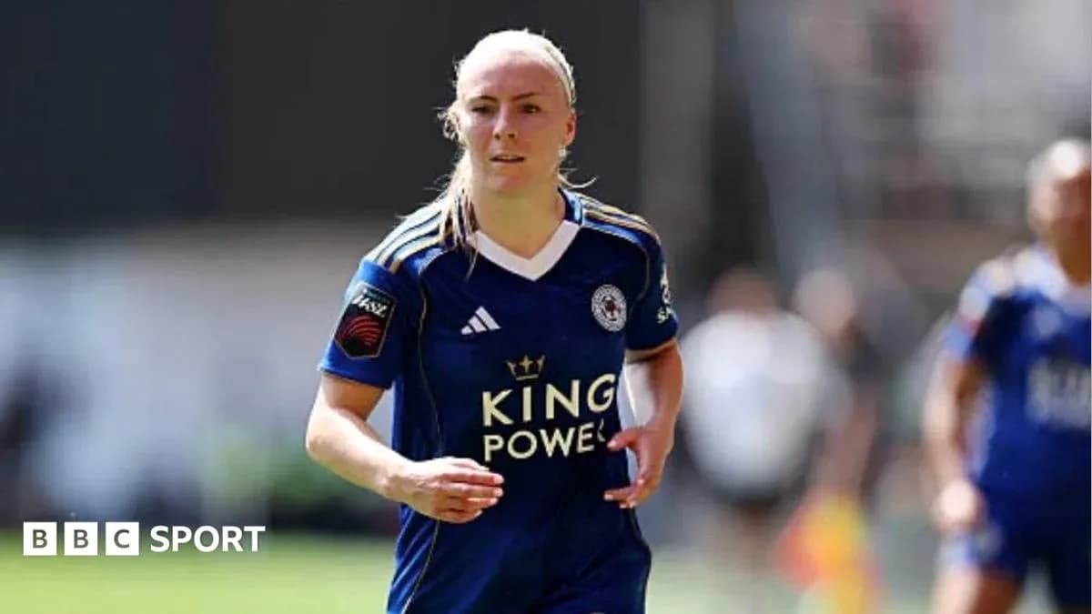 Jugadora de fútbol corriendo en uniforme de Leicester City