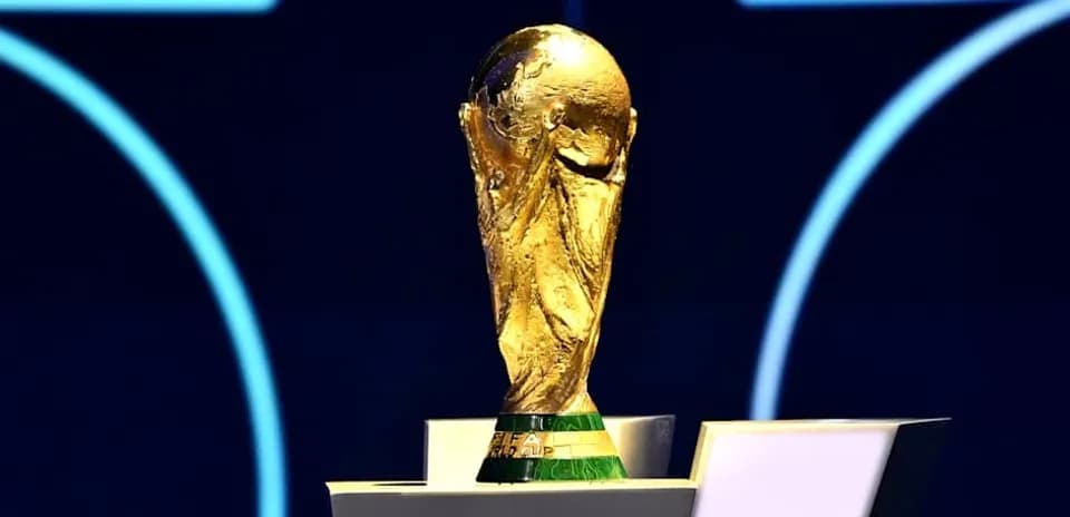 Trofeo de la Copa del Mundo en pedestal