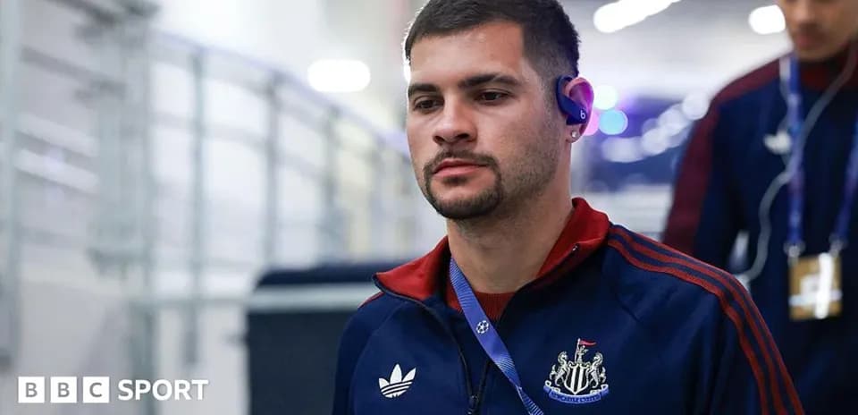 Jugador de Newcastle entrando al estadio con auriculares
