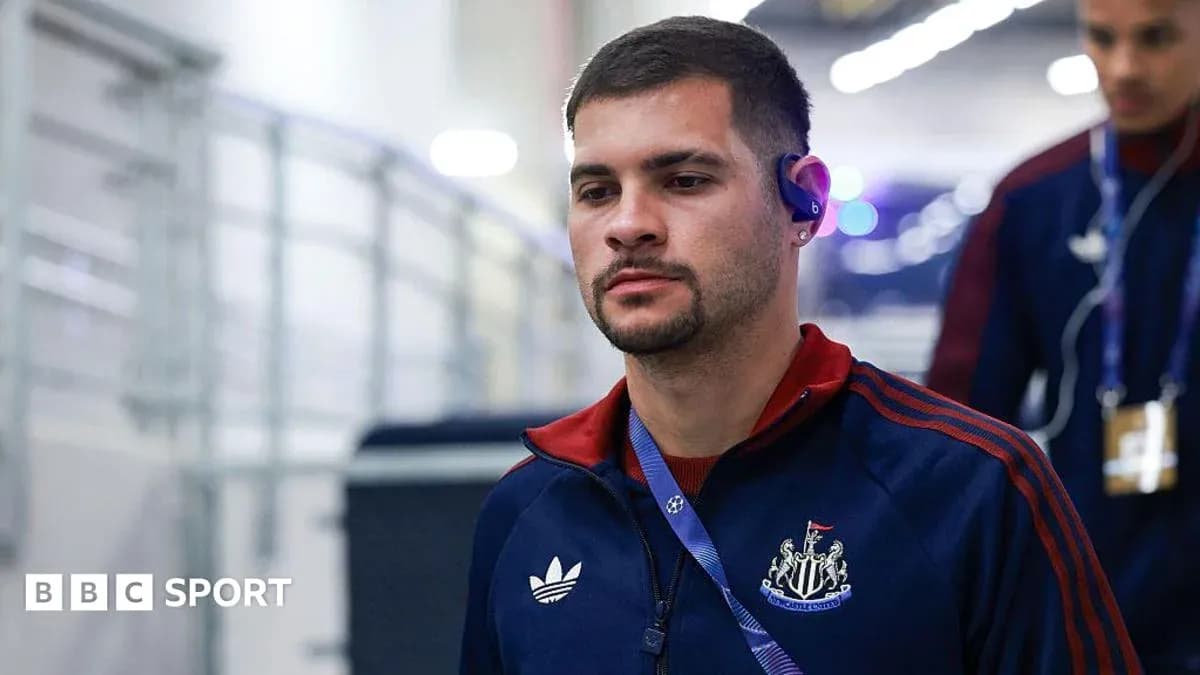 Jugador de Newcastle entrando al estadio con auriculares