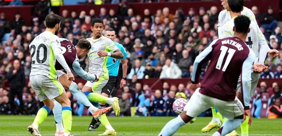 Acción del partido entre Manchester City y Aston Villa