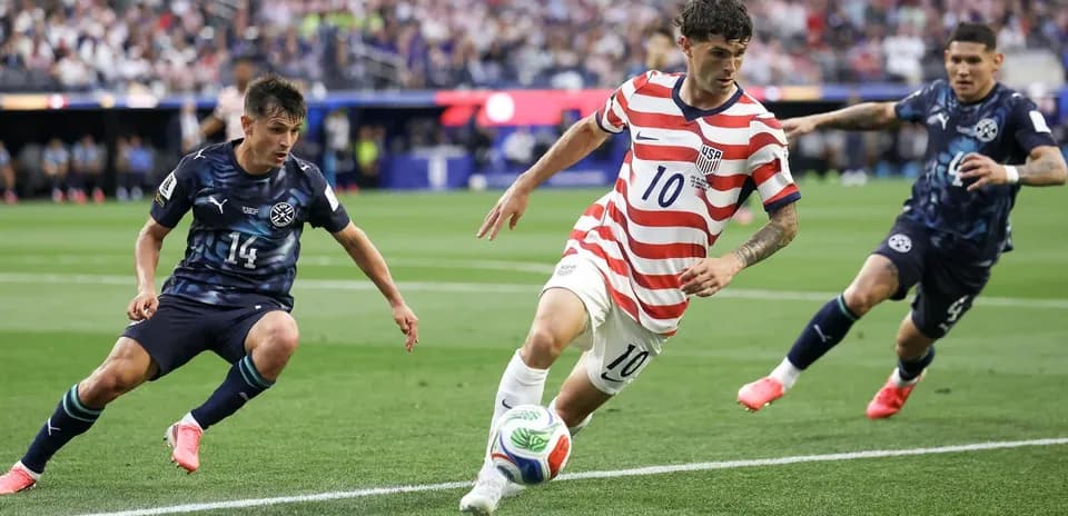 Jugador de Estados Unidos driblando a oponentes en partido