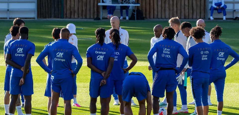 Equipo de Francia en charla durante entrenamiento