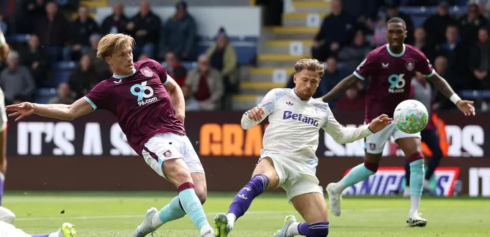 Jugadores de Burnley y Aston Villa en acción