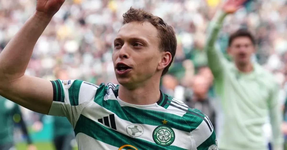 Jugador de Celtic celebrando con los aficionados