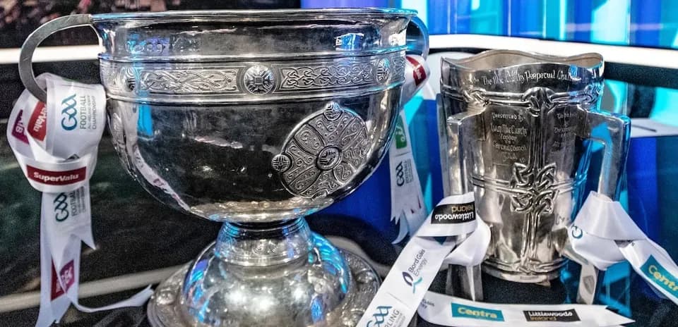Trofeos de GAA Football y Hurling en exhibición