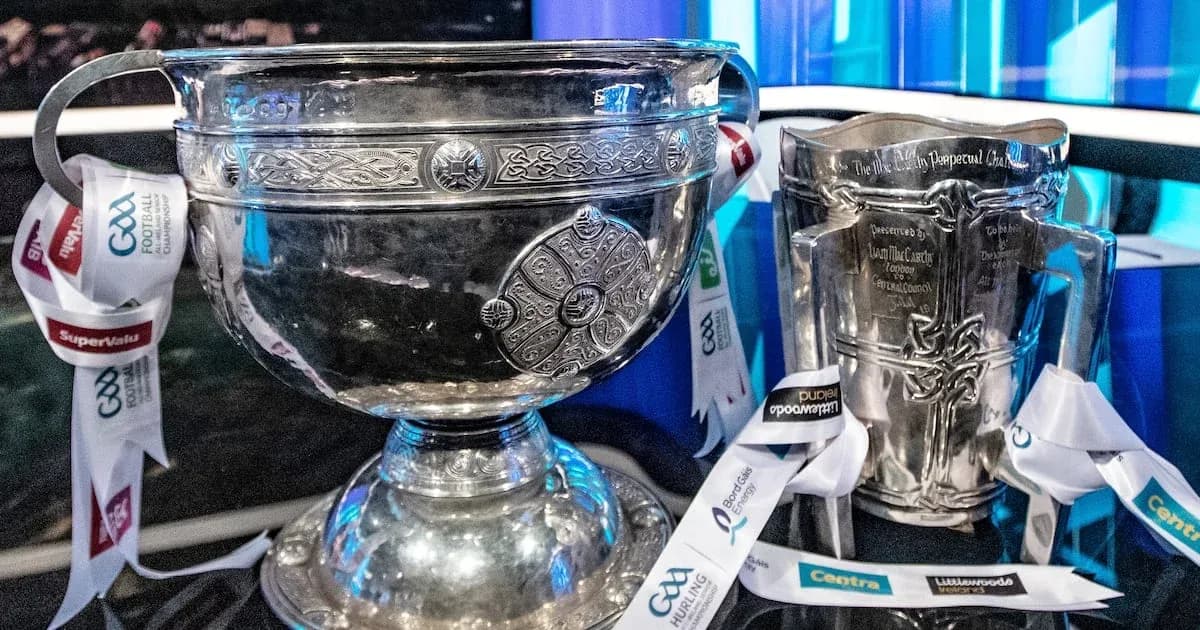 Trofeos de GAA Football y Hurling en exhibición