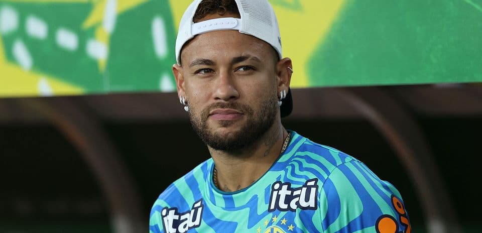 Jugador con camiseta de Brasil en conferencia