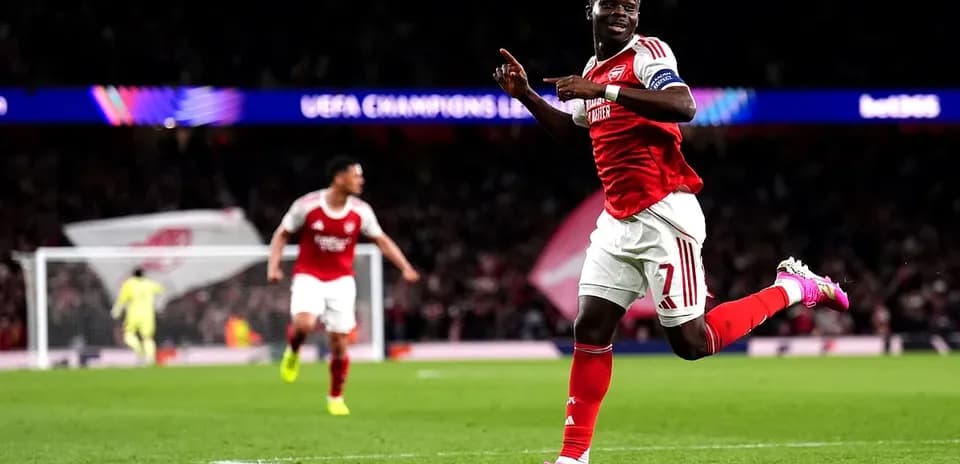 Jugador de Arsenal celebra un gol en la Champions