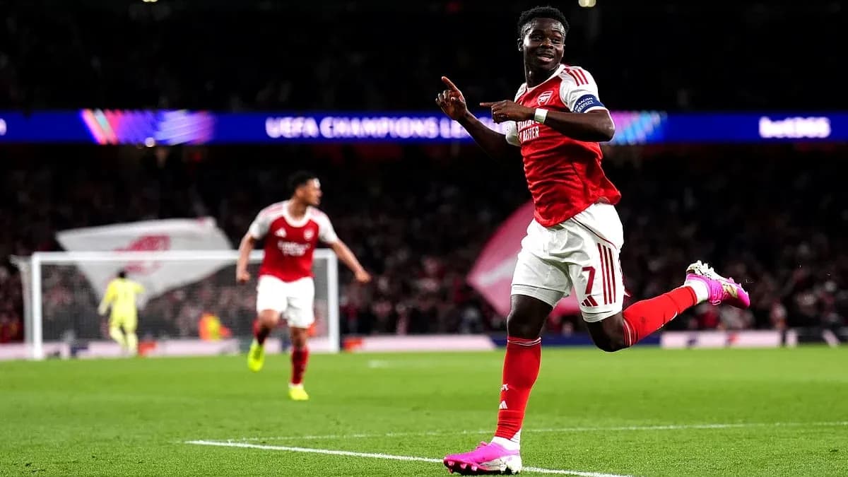 Jugador de Arsenal celebra un gol en la Champions