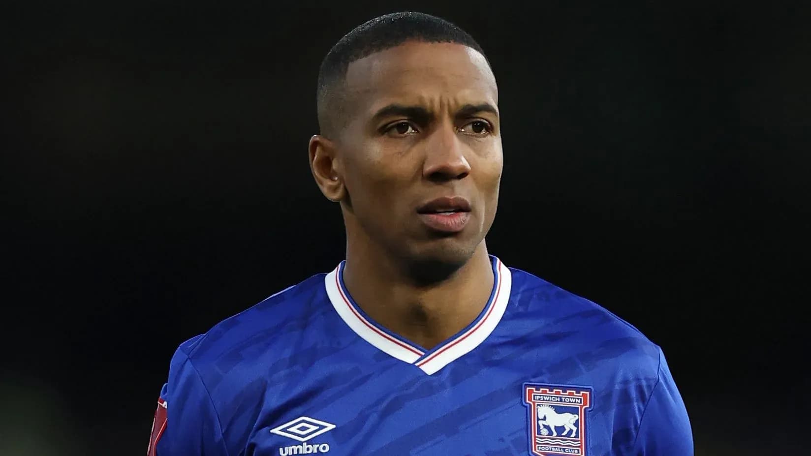 Jugador de Ipswich Town en uniforme azul