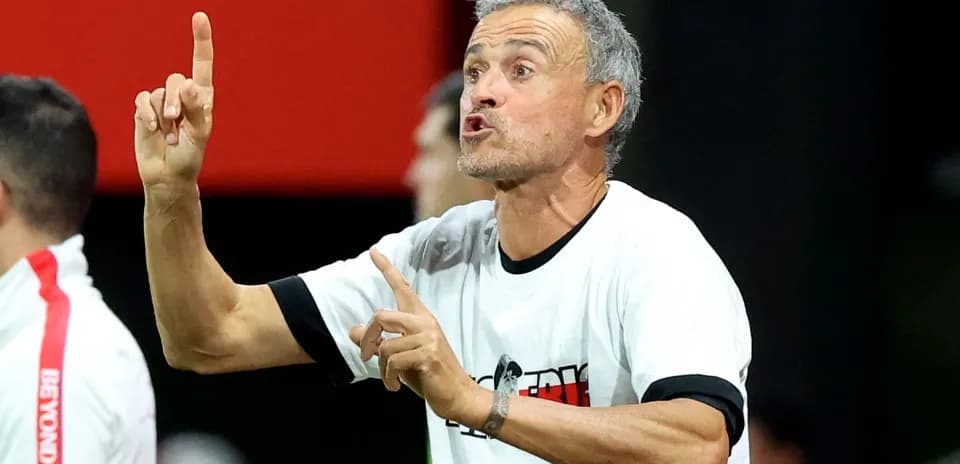 Entrenador dirigiendo instrucciones en el partido