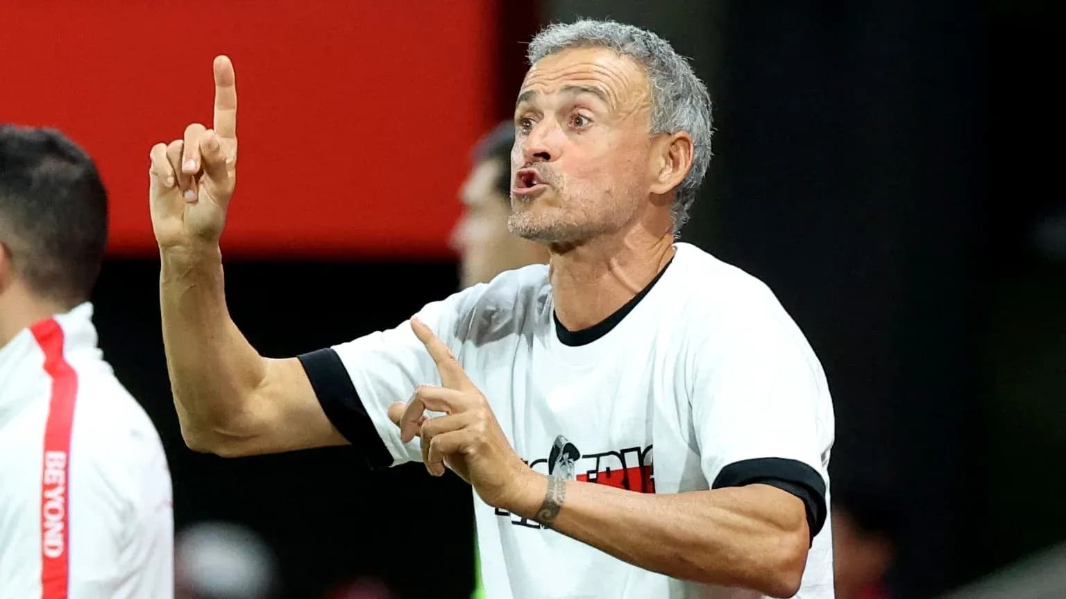 Entrenador dirigiendo instrucciones en el partido