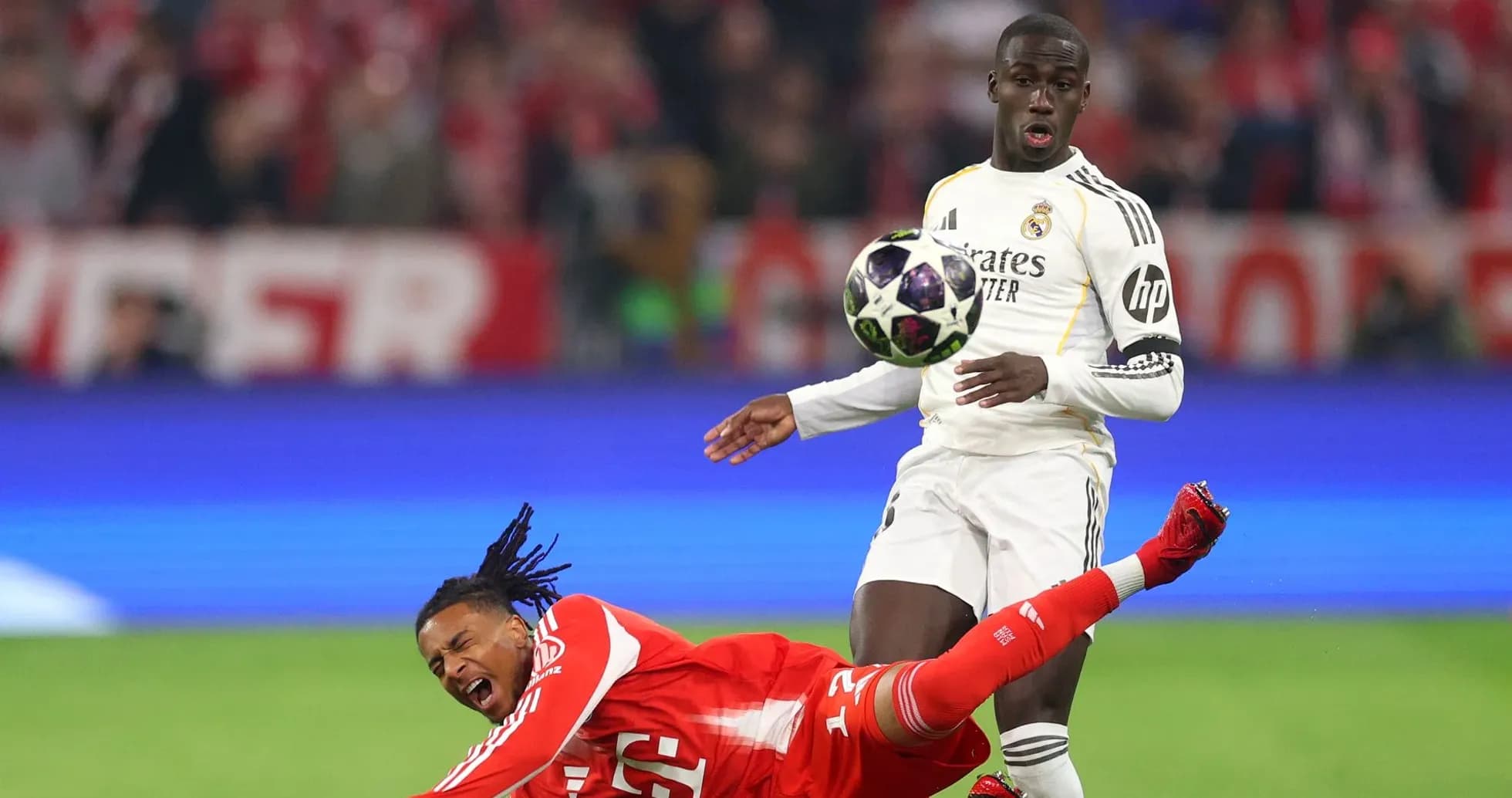 Jugador de Real Madrid controla el balón mientras rival cae