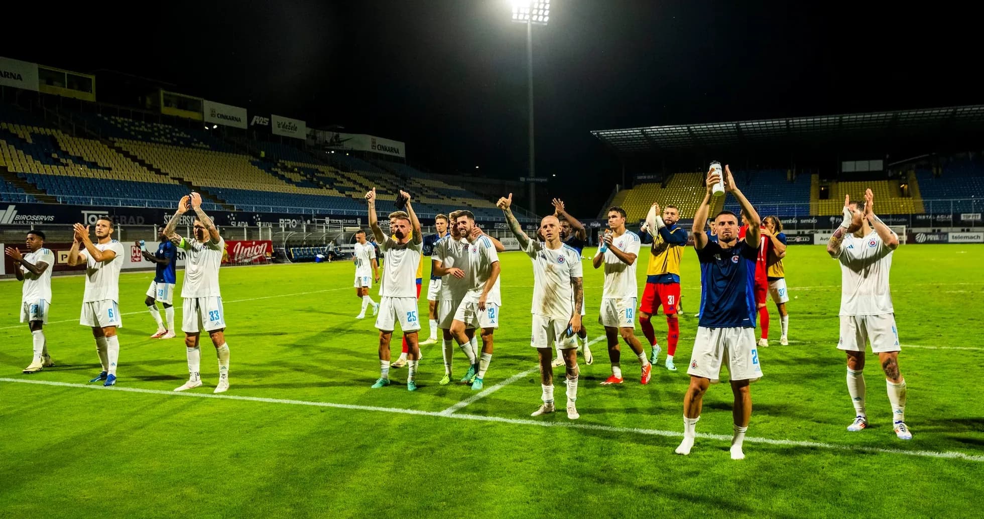 Jugadores celebrando en el campo de fútbol