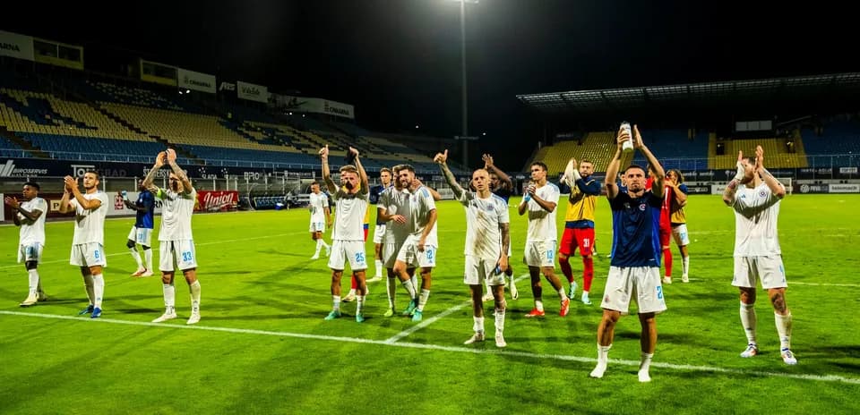 Jugadores celebrando en el campo de fútbol
