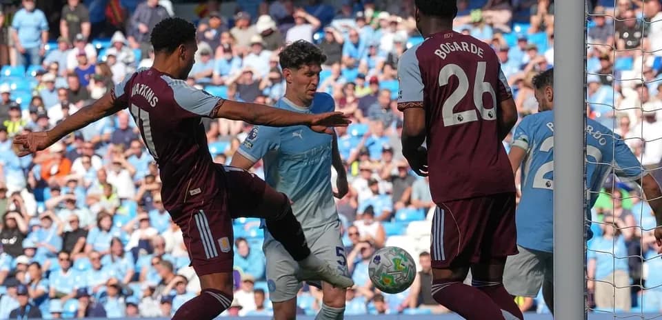 Acción de juego entre Manchester City y Aston Villa
