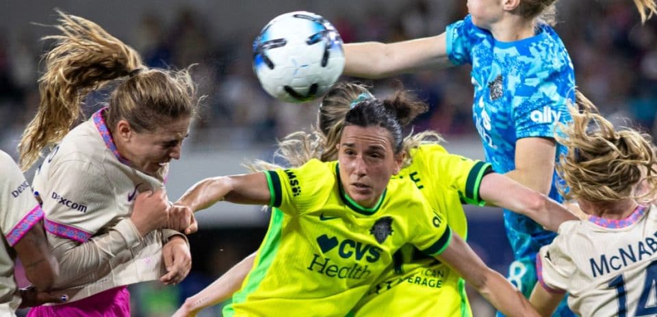 Jugadora de Houston Dash en acción contra San Diego Wave