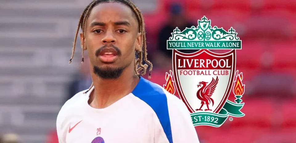 Jugador de PSG posando con logo de Liverpool