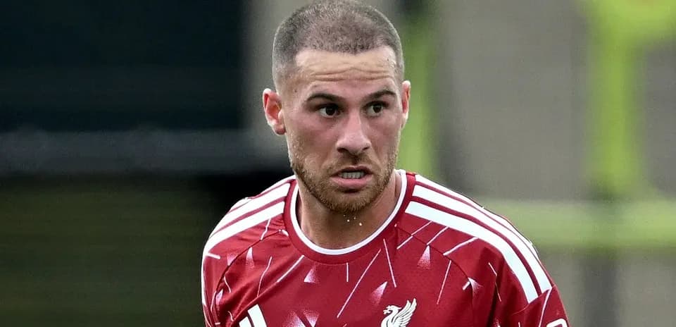 Jugador con camiseta roja de Liverpool en acción