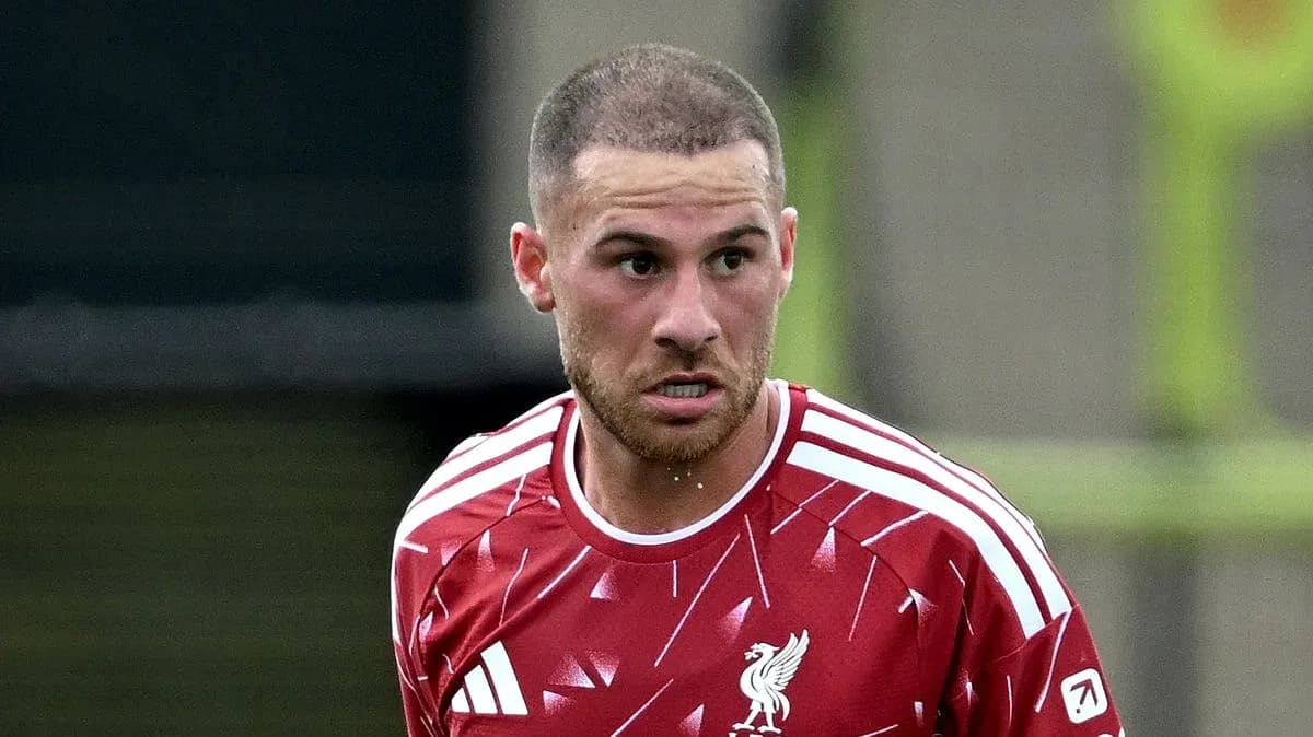 Jugador con camiseta roja de Liverpool en acción