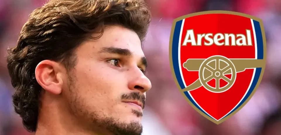 Jugador de Arsenal con logo del equipo de fondo