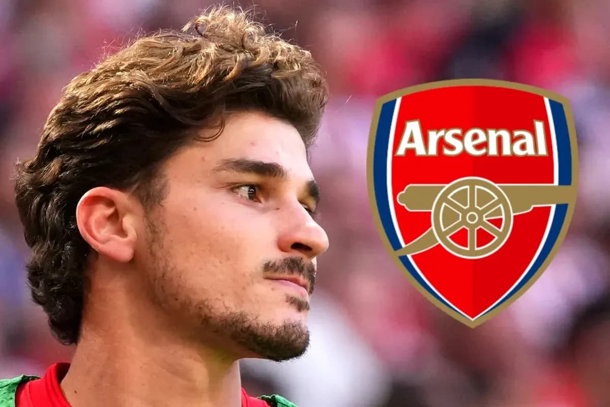 Jugador de Arsenal con logo del equipo de fondo