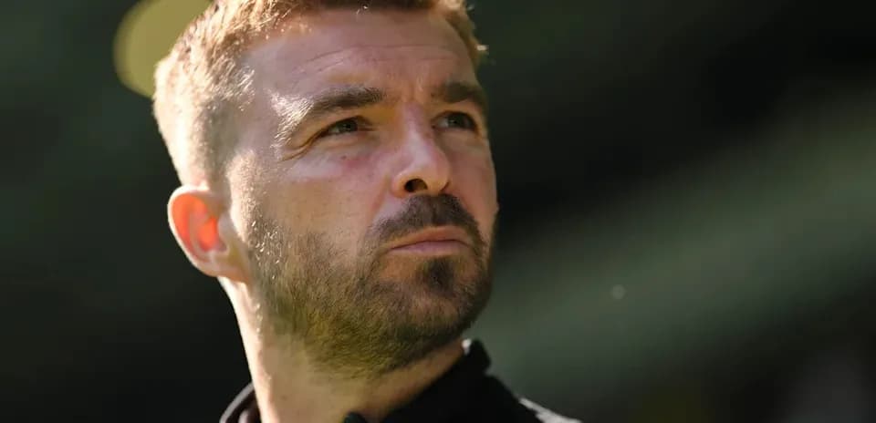 Entrenador observando desde la línea de banda
