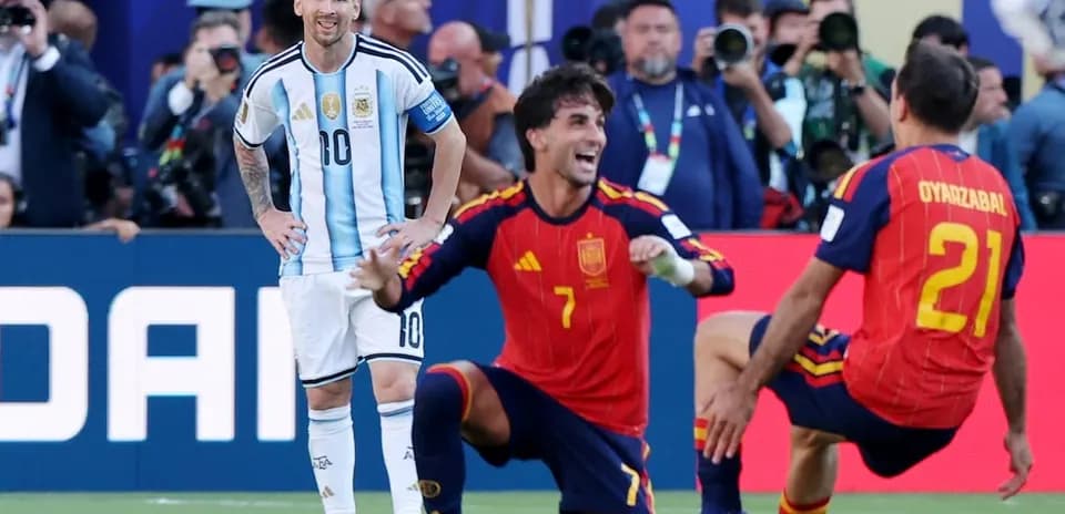 Lionel Messi y jugadores de España durante el partido