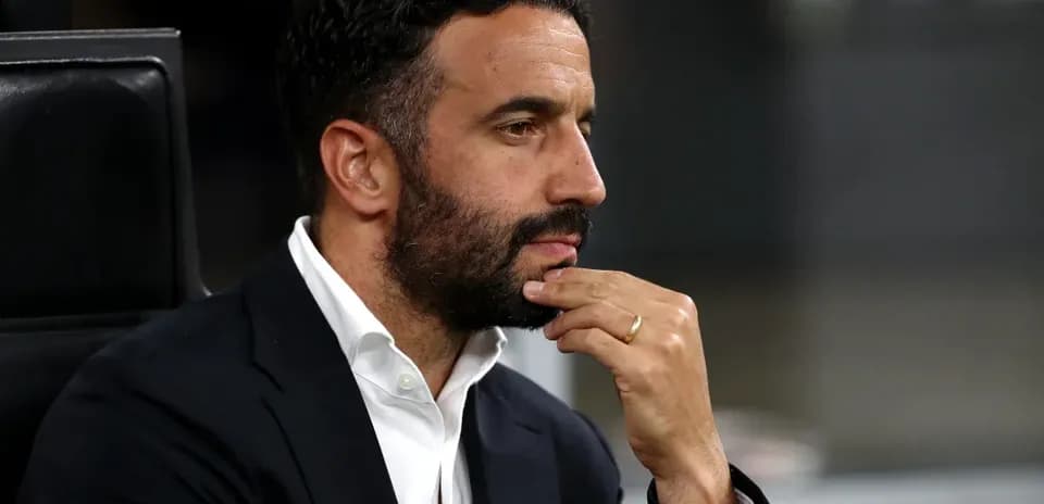 Entrenador pensativo durante el partido en el banquillo