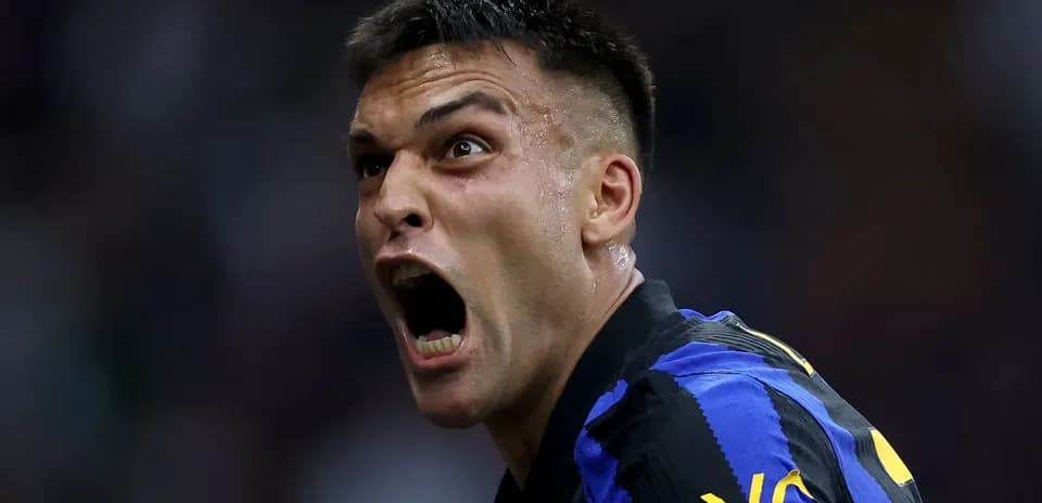 Jugador celebrando un gol con gran entusiasmo
