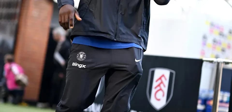 Jugador caminando con ropa de entrenamiento de Chelsea
