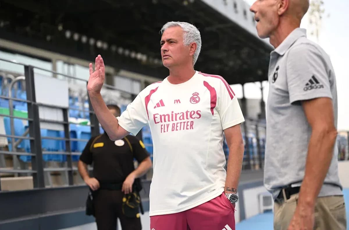 Entrenador saludando en la zona técnica