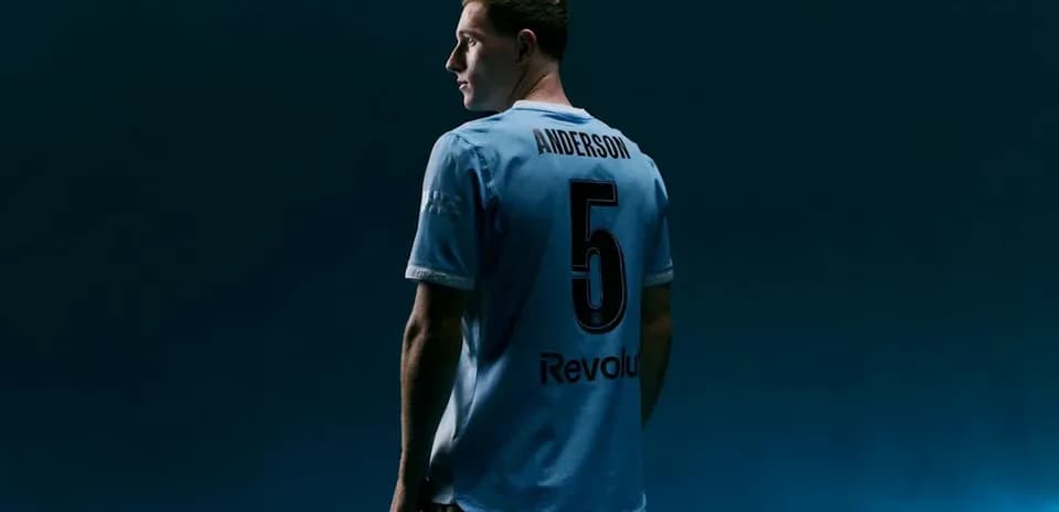 Jugador con camiseta azul y el número 5