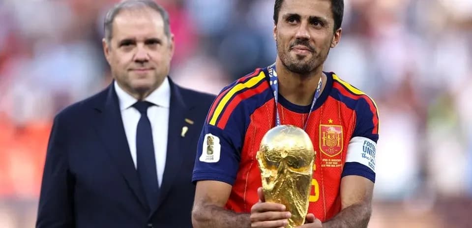 Jugador sosteniendo la Copa del Mundo con medalla