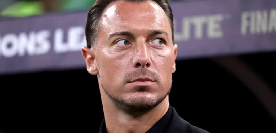 Entrenador observando el partido en el banquillo