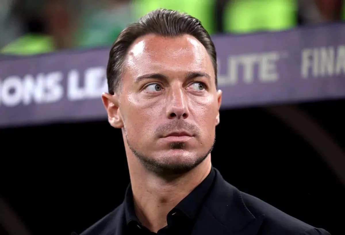 Entrenador observando el partido en el banquillo