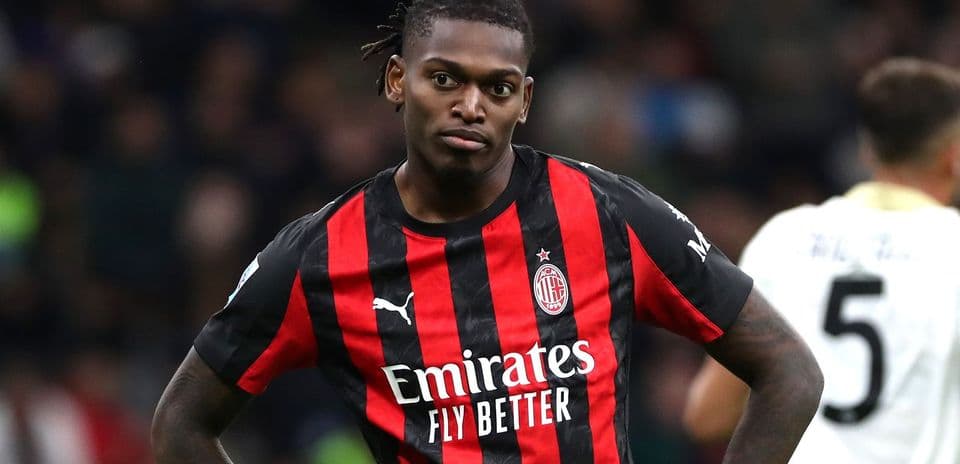 Jugador de AC Milan en campo durante el partido