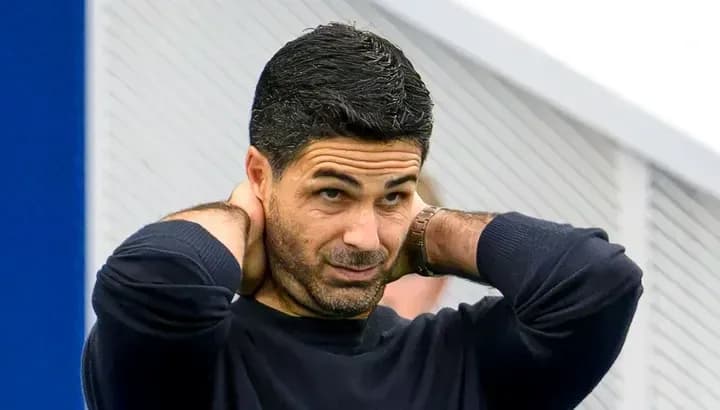 Entrenador con las manos en la cabeza en el campo