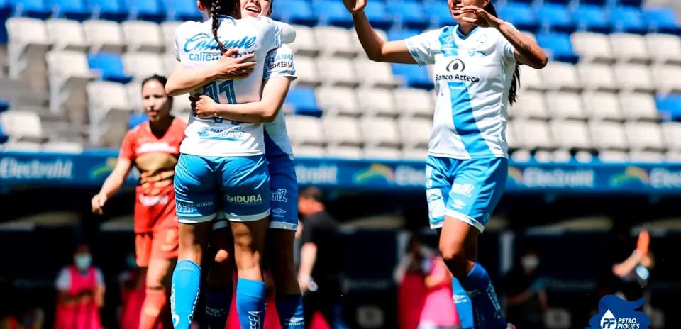Jugadoras de Puebla celebrando un gol